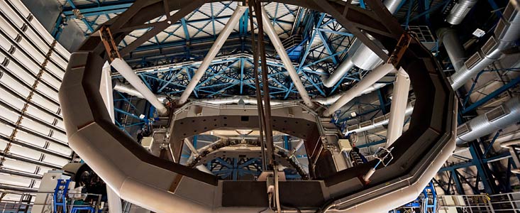 Fotograma de la película Universo Oculto en IMAX® 3D donde puede apreciarse el interior del telescopio VLT, el Very Large Telescope 