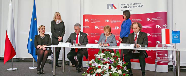 A cerimónia de assinatura com a Polónia