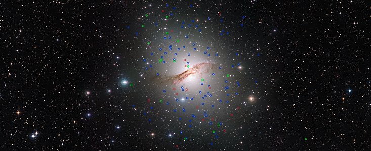 Het elliptische reuzenstelsel Centaurus A (NGC 5128) en zijn vreemde bolvormige sterrenhopen