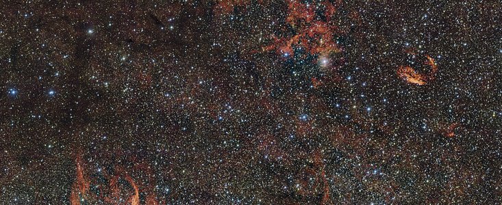 Il cielo intorno alla regione di formazione stellare RCW 106