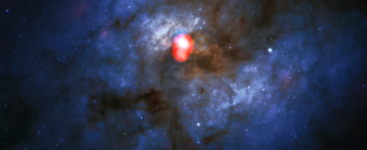O sistema de galáxias em fusão Arp 220 observado pelo ALMA e pelo Hubble
