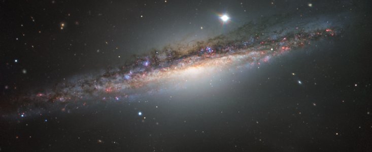 Galaksen NGC 1055 set fra kanten