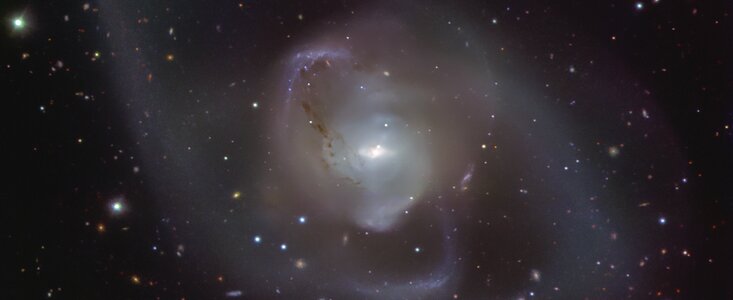 A dança galáctica de NGC 7727 observada pelo VLT