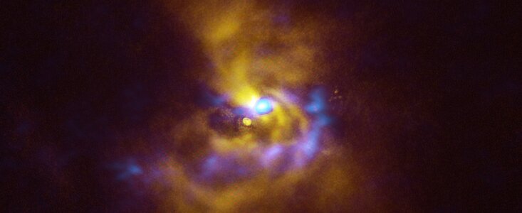 Immagine combinata di SPHERE e ALMA del materiale in orbita intorno a V960 Mon