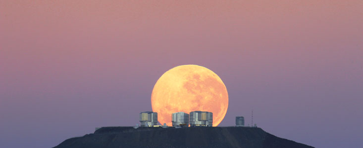 Dramatic moonset — amazing sight on Cerro Paranal, home of ESO’s Very Large Telescope*