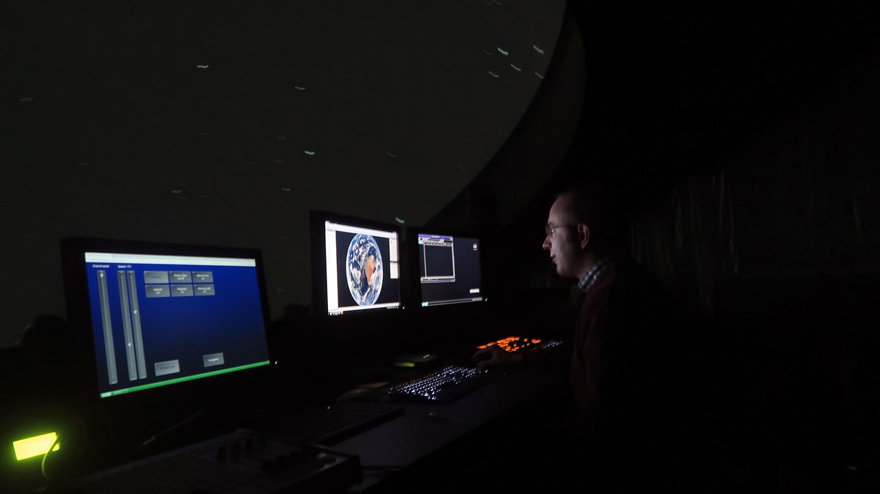 Controlling the ESO Supernova planetarium