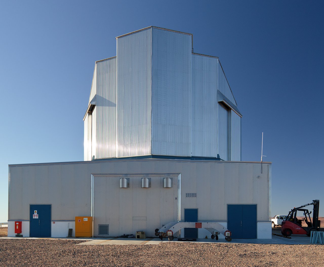 Building VISTA, the world’s largest Survey Telescope (present-day image)