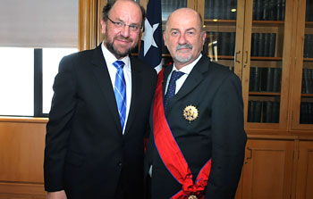 Massimo Tarenghi riceve la Gran Croce dal Ministro degli Esteri cileno