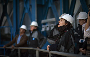 Die französische Schauspielerin Juliette Binoche und der irische Schauspieler Gabriel Byrne besuchen die ESO-Standorte in Chile