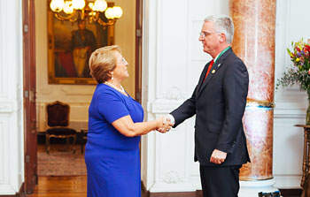 Michelle Bachelet, a nova presidente do Chile, encontra-se com altos representantes do ESO