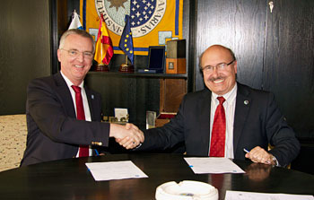 Die ESO und das Instituto de Astrofísica de Canarias unterzeichnen Vereinbarung über die Zusammenarbeit bei Adaptiver Optik