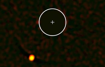 O instrumento SPHERE do ESO descobre um exoplaneta único