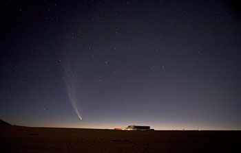 Mounted image 018: Comet McNaught above the ALMA site