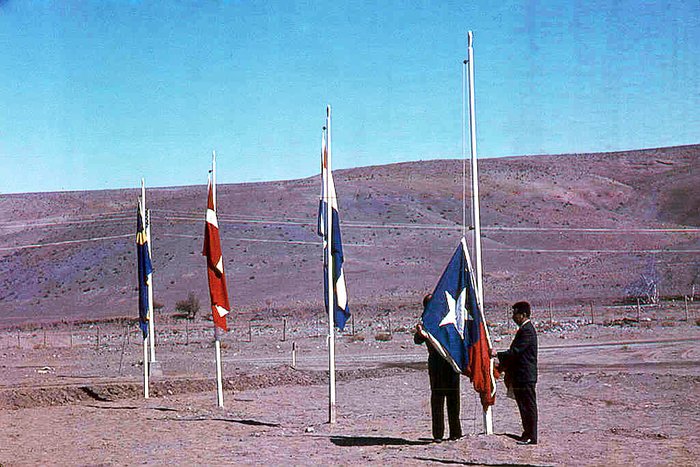 Vztyčení chilské vlajky během slavnostního otevření cesty na Observatoř La Silla