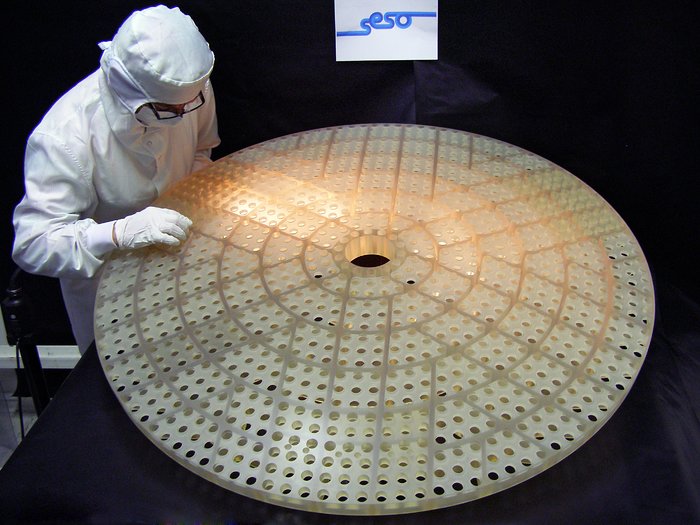 The lightweight, rigid reference optic for the new deformable secondary mirror at ESO's VLT