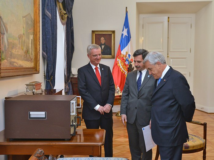 President Piñera receives ESO's first atomic clock