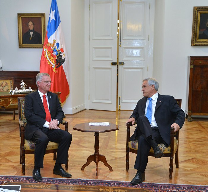 President Piñera receives ESO's first atomic clock