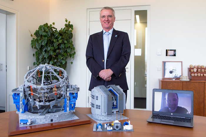 Het LEGO® VLT-model wordt overgedragen aan ESO’s directeur-generaal