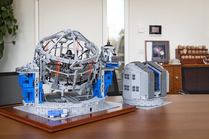 De LEGO®-modellen van de VLT en de E-ELT naast elkaar