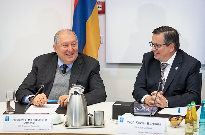 Armenischer Präsident besucht den ESO-Hauptsitz
