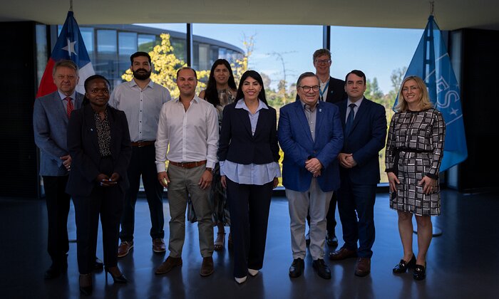 Foto grupal tomada durante la visita de la Ministra Lincolao a la sede central de ESO
