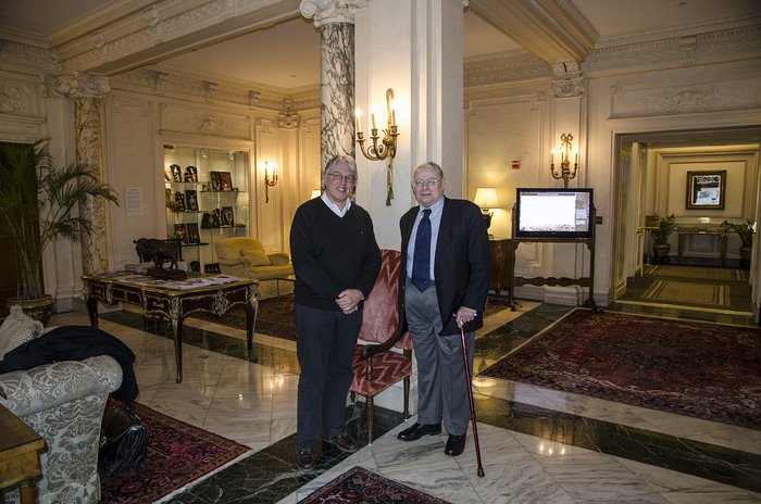 Prof. Riccardo Giacconi mit Claus Madsen im Cosmos Club, Washington