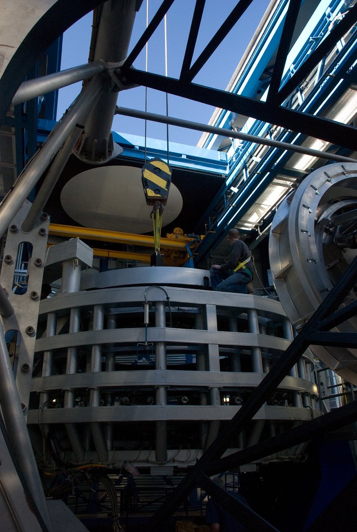 Llegada del espejo VISTA al telescopio en Paranal