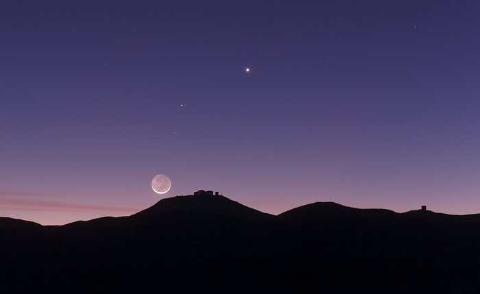 O crescente da Lua e a luz cinérea por cima do Observatório do Paranal do ESO