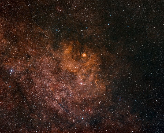 Imagem de grande campo do céu em torno do enxame NGC 6604