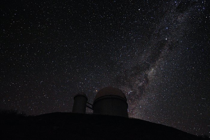 De Melkweg en Alfa en Bèta Centauri achter de 3,6-meter telescoop op La Silla