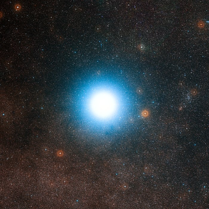 La brillante estrella Alfa Centauri y sus alrededores
