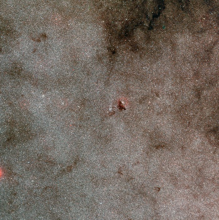 Vidvinkelbild av stjärnhopen NGC 6520 och det mörka molnet Barnard 86
