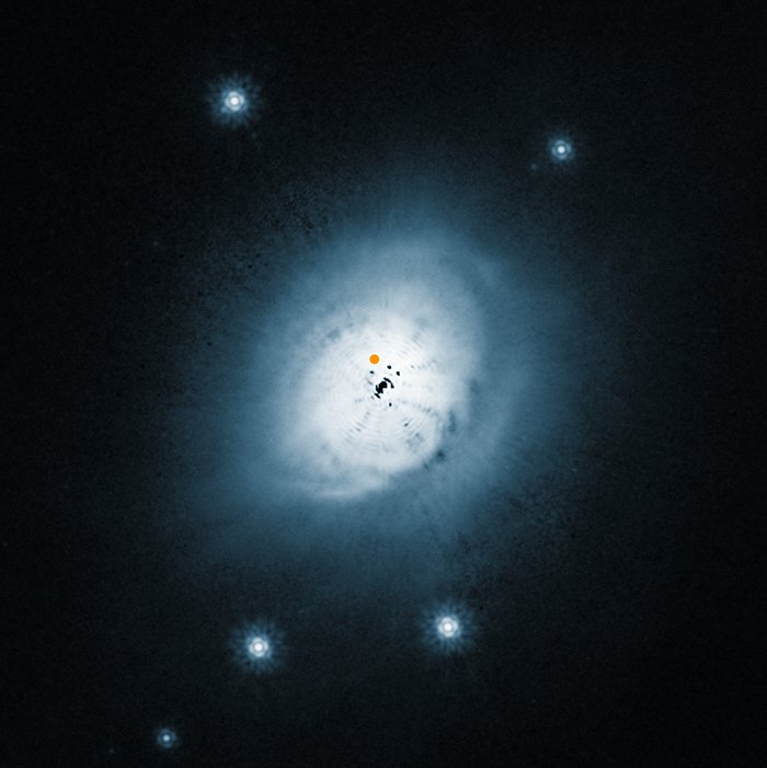 Stoftskivan omkring den unga stjärnan HD 100546 tagen av NASA/ESA:s Hubbleteleskop