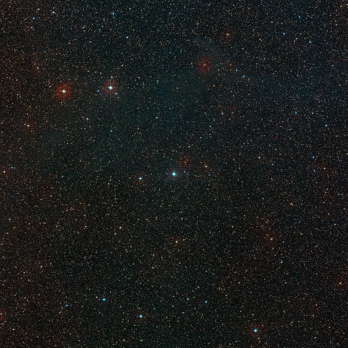 Širokoúhlý pohled na oblohu kolem mladé hvězdy HD100546 
