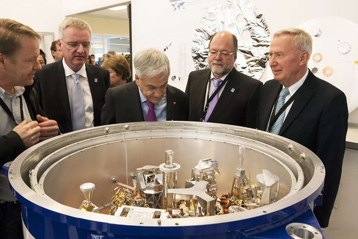 El Presidente Piñera inspecciona el hardware de ALMA