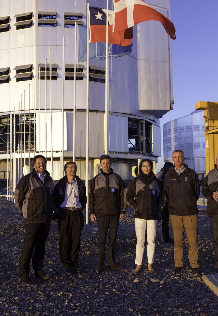 Os Príncipes Herdeiros da Dinamarca na plataforma do Very Large Telescope do ESO