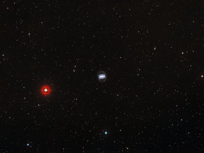 Širokoúhlý pohled na galaxii NGC 1433