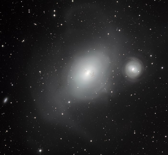 As galáxias contrastantes NGC 1316 e NGC 1317