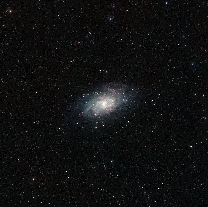 Vidvinkelvy av himlen kring Messier 33