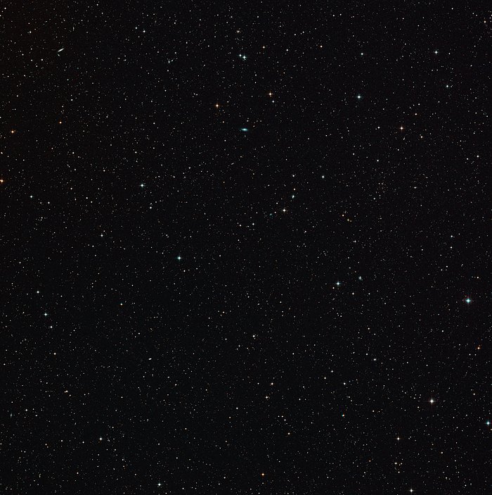 Širokoúhlý pohled na oblohu kolem galaxie H-ATLAS J142935.3-002836 zobrazené gravitační čočkou