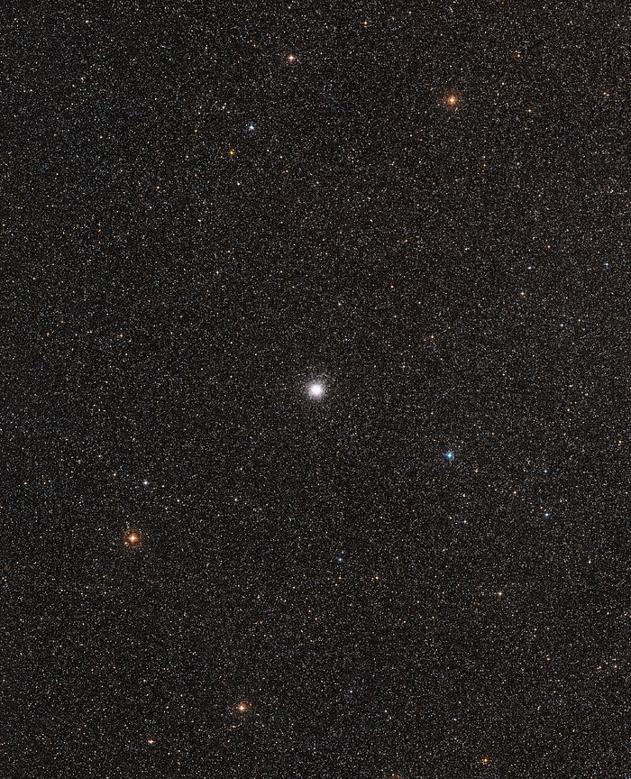 Visión de amplio campo del cielo que rodea al cúmulo globular de estrellas Messier 54 