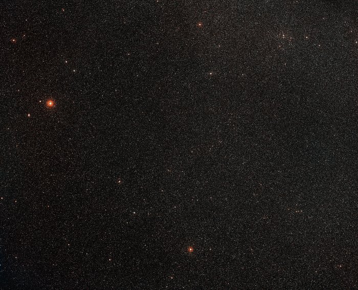 Visión de amplio campo del cielo alrededor de la galaxia ESO 137-001.   