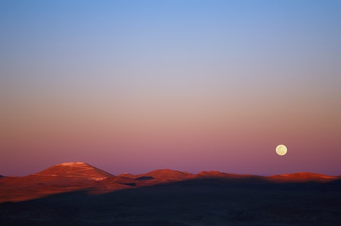 La Luna sale sobre Cerro Armazones