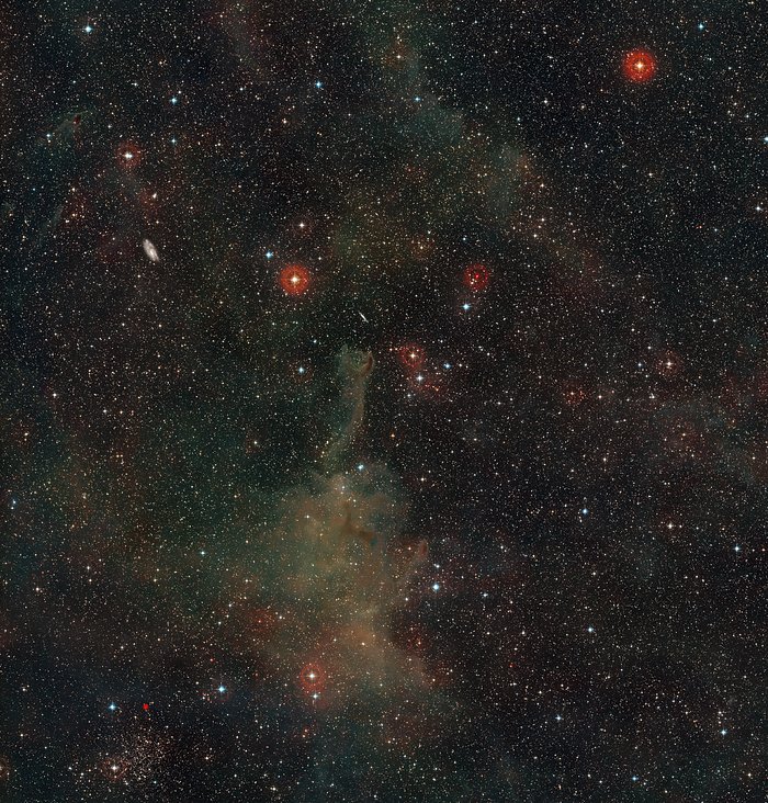 Širokoúhlý pohled na oblohu kolem kometární globule CG4