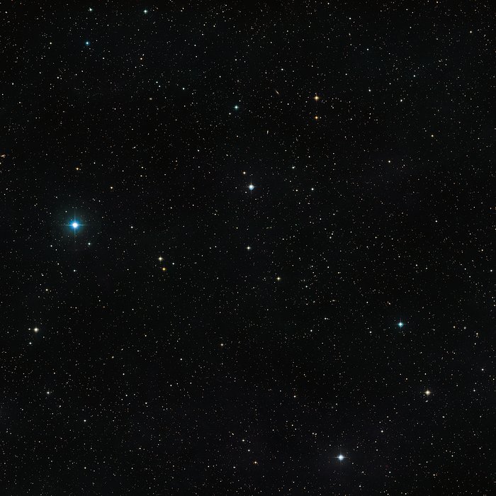 Imagem de grande angular do céu em torno da invulgar estrela binária V471 Tauri