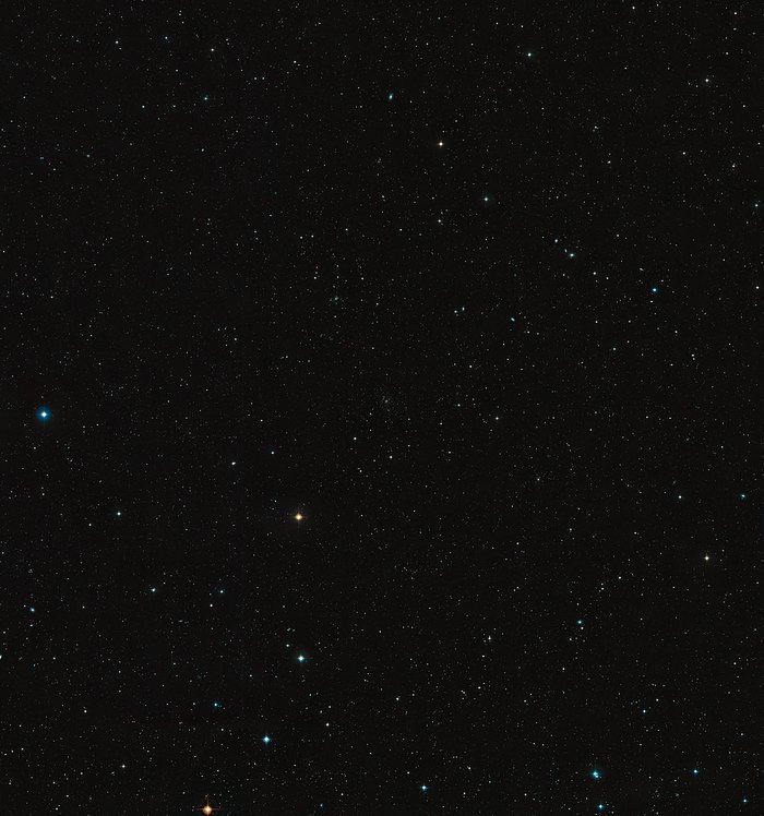 Imagem de grande angular do céu em torno do enxame de galáxias Abell 1689