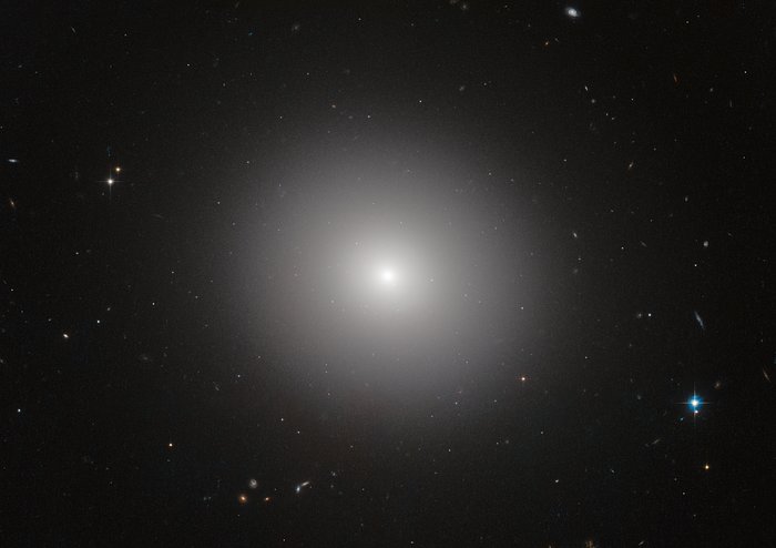 Eliptická galaxie IC 2006