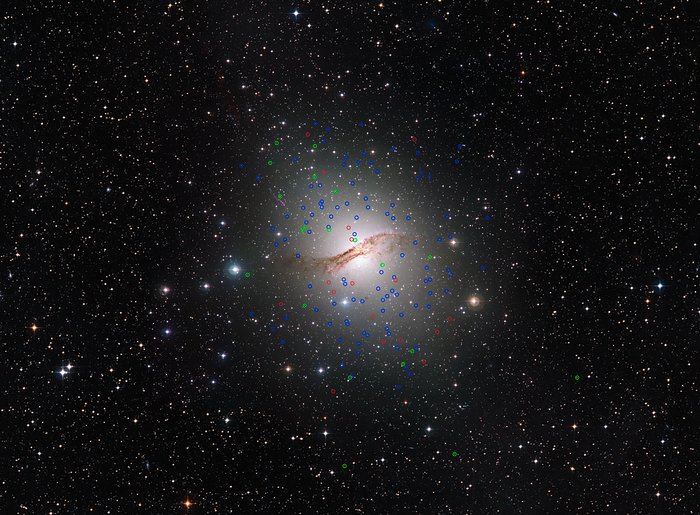 Den gigantiska elliptiska galaxen Centaurus A (NGC 5128) och dess underliga klothopar