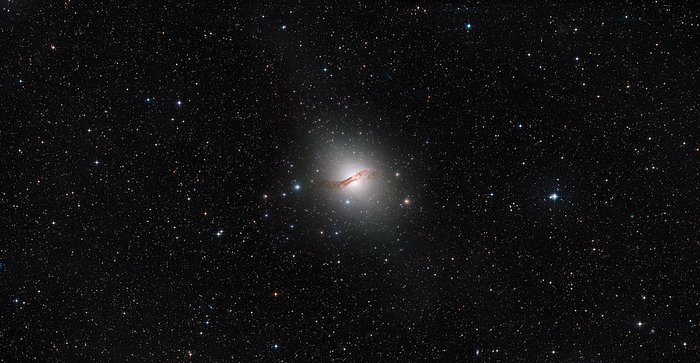 Weitwinkelaufnahme der Riesengalaxie Centaurus A