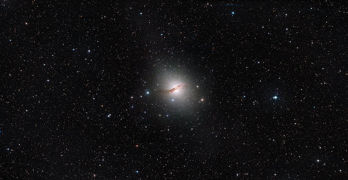 Overzichtsfoto van het elliptische reuzenstelsel Centaurus A en omgeving